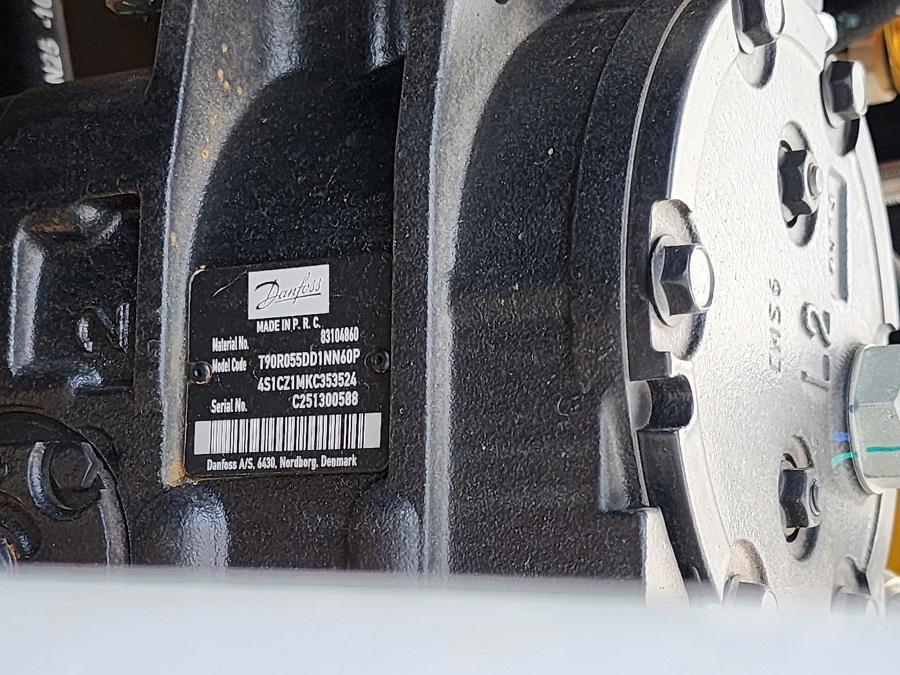 Xe Lu Rung LiuGong 2 Cầu CLG6612E - Sức Mạnh Vượt Trội Cho Các Dự Án Cao Tốc