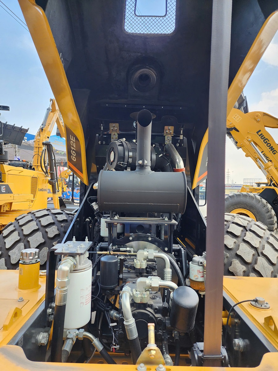 Xe Lu Rung LiuGong 2 Cầu CLG6612E - Sức Mạnh Vượt Trội Cho Các Dự Án Cao Tốc